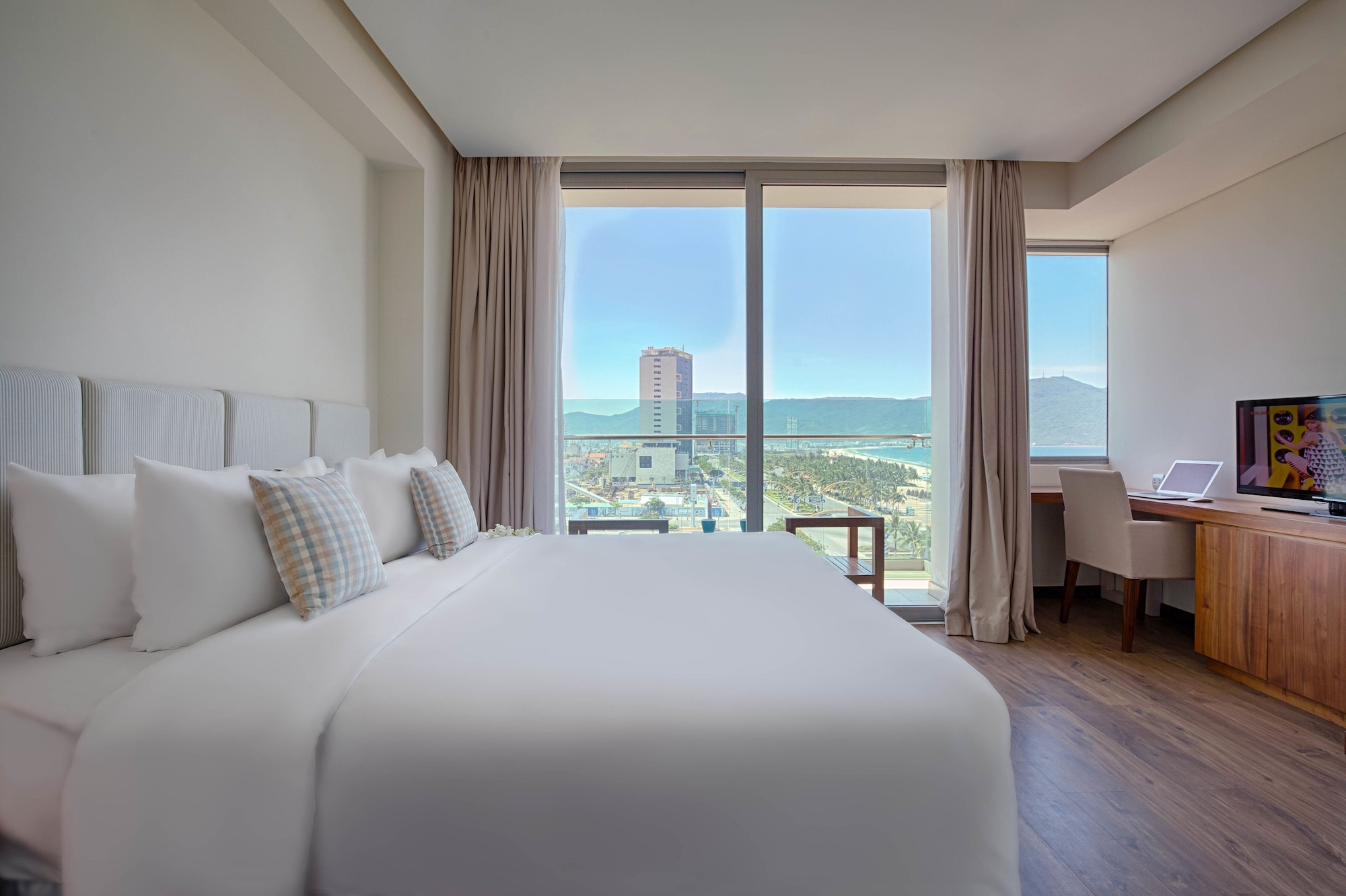 STUDIO, KING BED, CITY VIEW