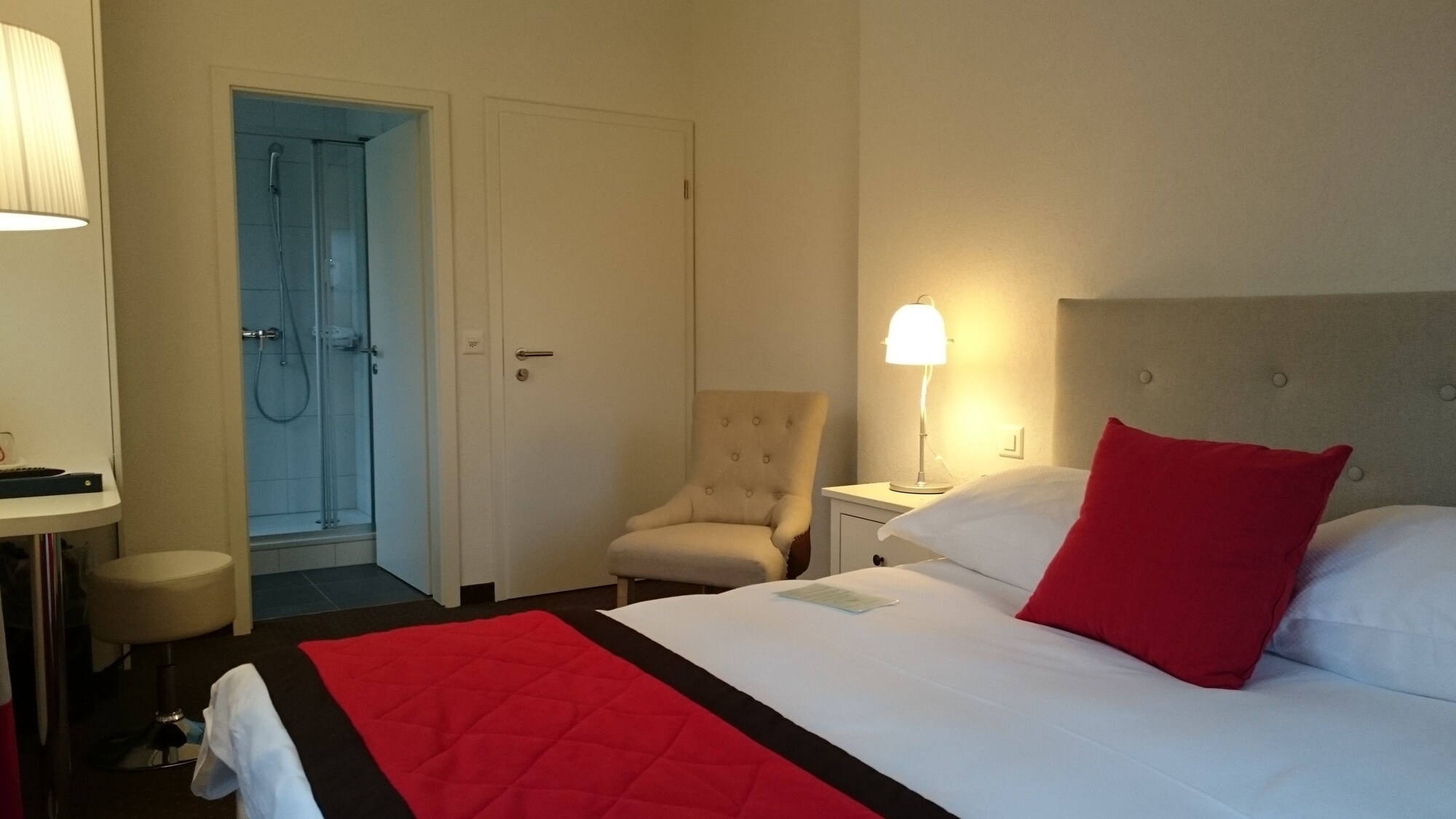 Comfort, Queen Bed, City Side