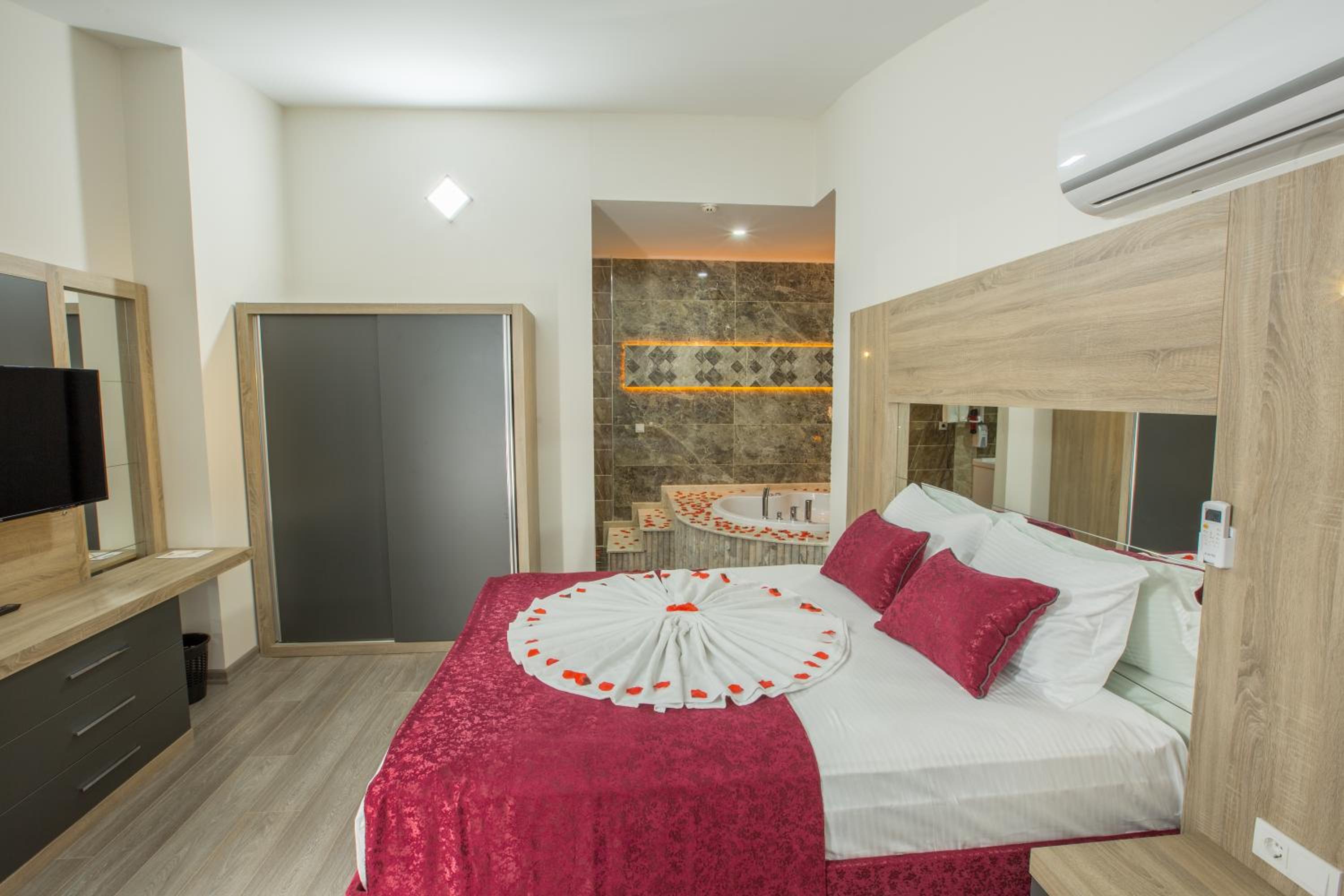 جناح بجاكوزي، Elanis Suites 2/6