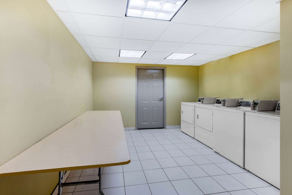 La Quinta Inn by Wyndham West Long Branch 39/43