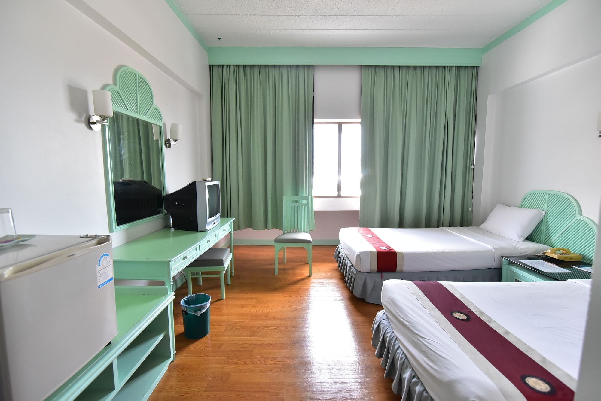 BUSINESS, DELUXE, TWIN BEDS