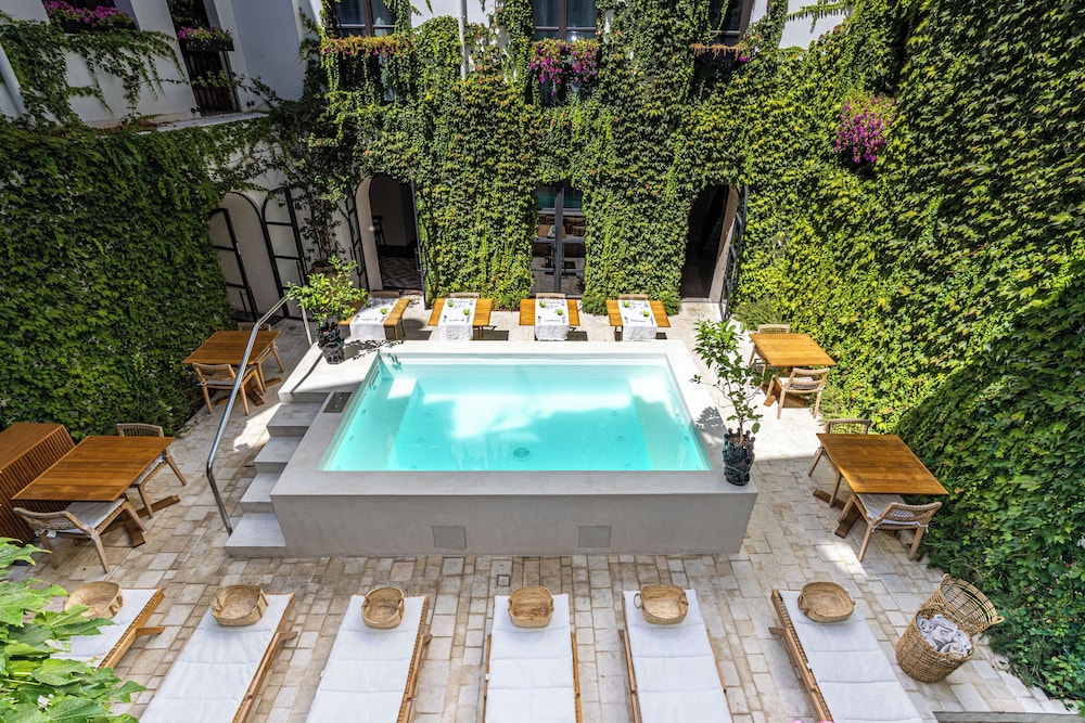 Casa Nostra Boutique Hotel 40/50