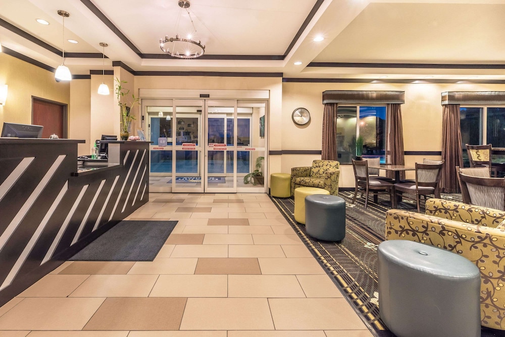 Days Inn & Suites by Wyndham Mineral Wells 25/37
