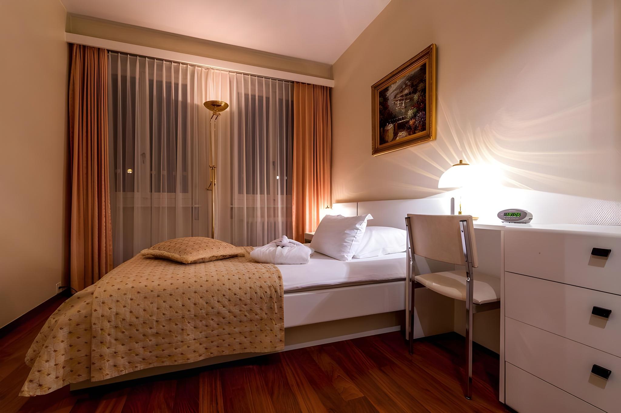 SINGLE ROOM