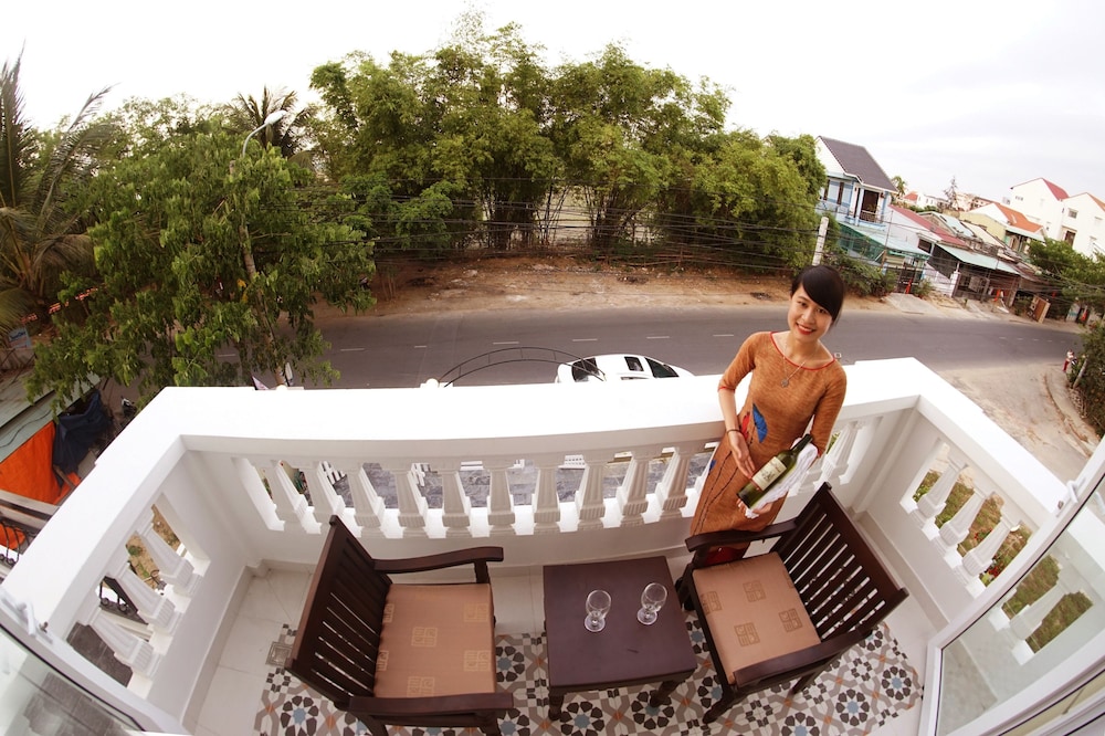 Golden Bell Backpacker Hotel and Pool Bar 4/59