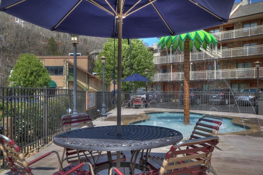Crossroads Inn & Suites 60/68