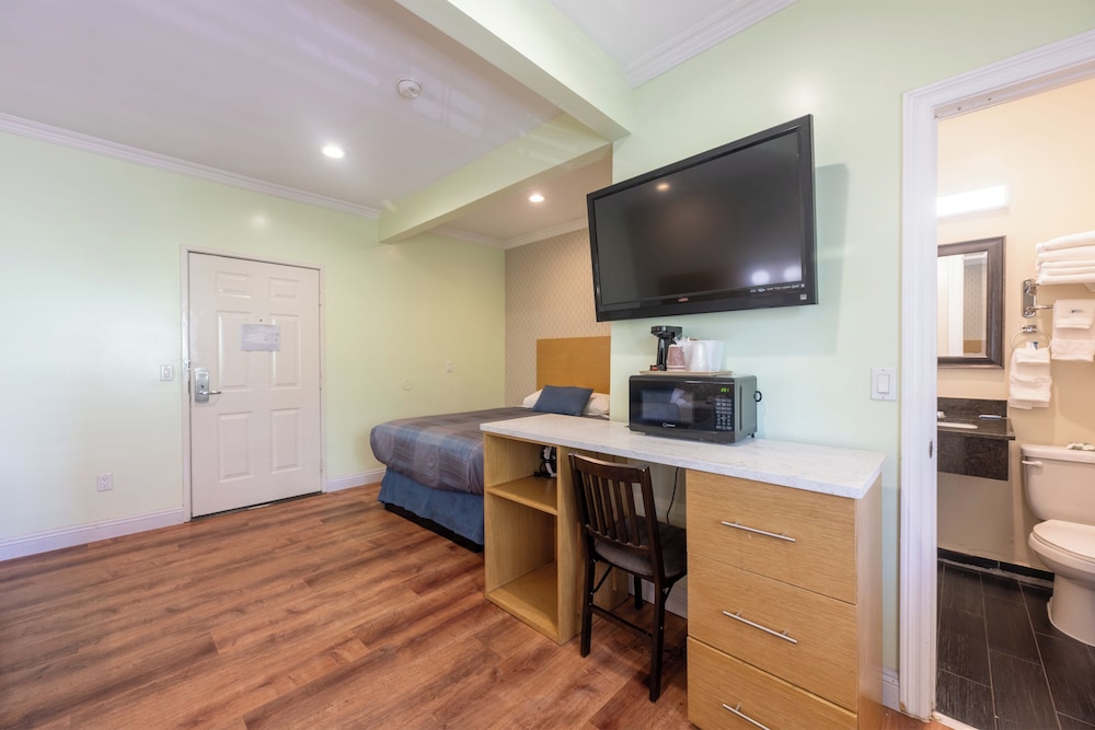 Hollywood City Inn 50/60
