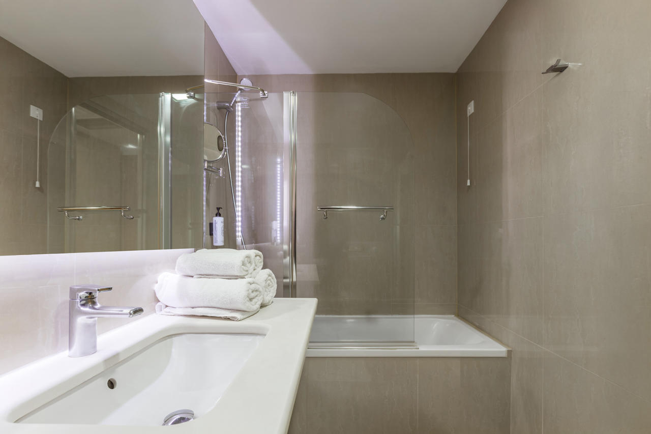 Alexandra Beach Resort & Spa 136/138