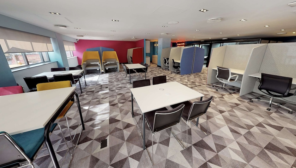 Village Leeds North Hotel Leisure Club 63/70