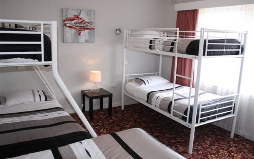 MOTEL MAYFAIR ON CAVELL 27/74