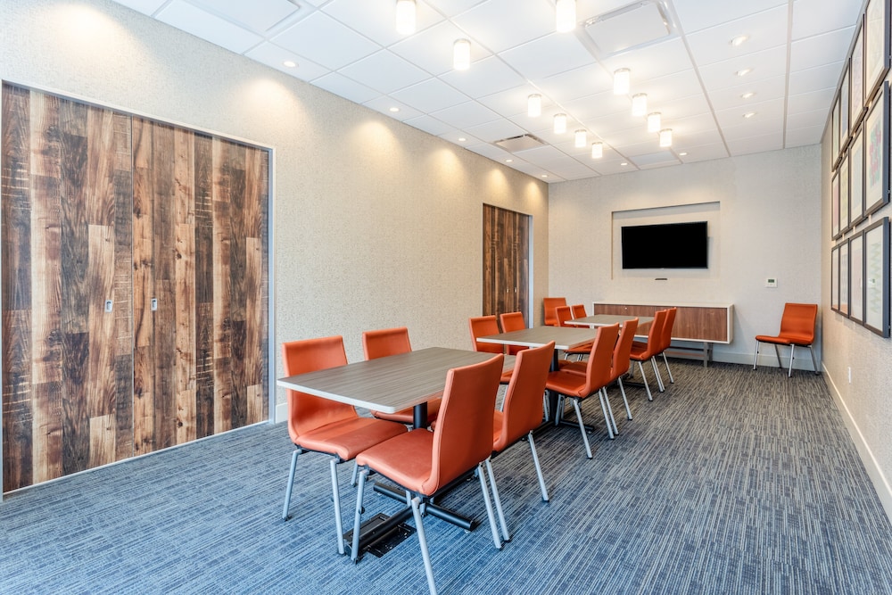 Holiday Inn Express Suites Springfield North 53/60