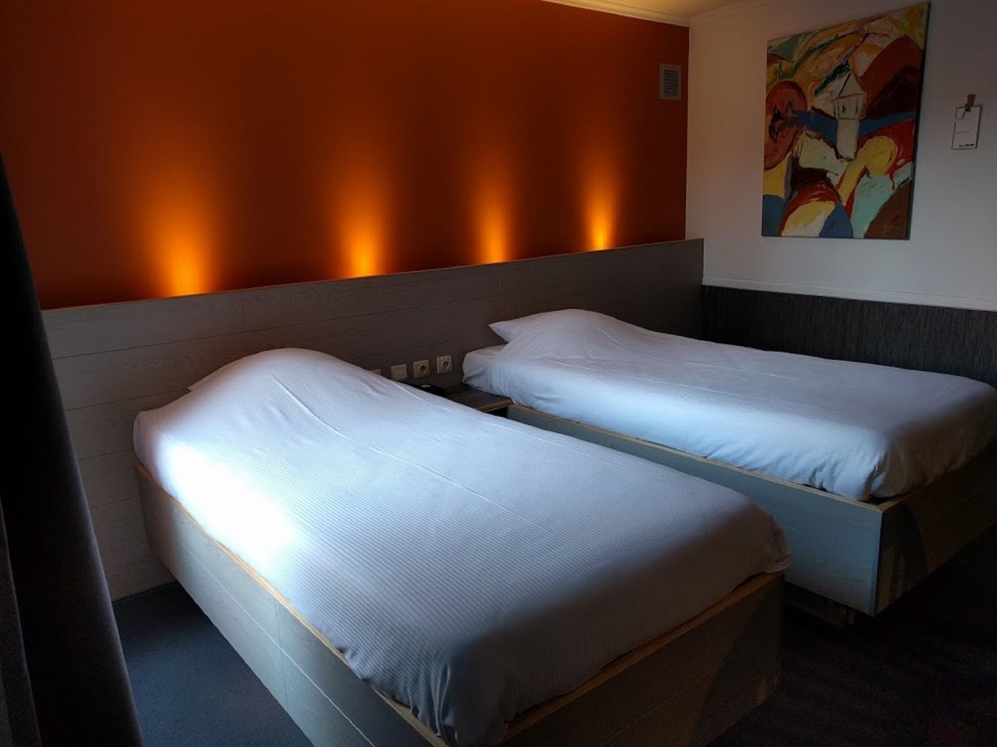 COMFORT, TWIN BEDS, BATHTUB