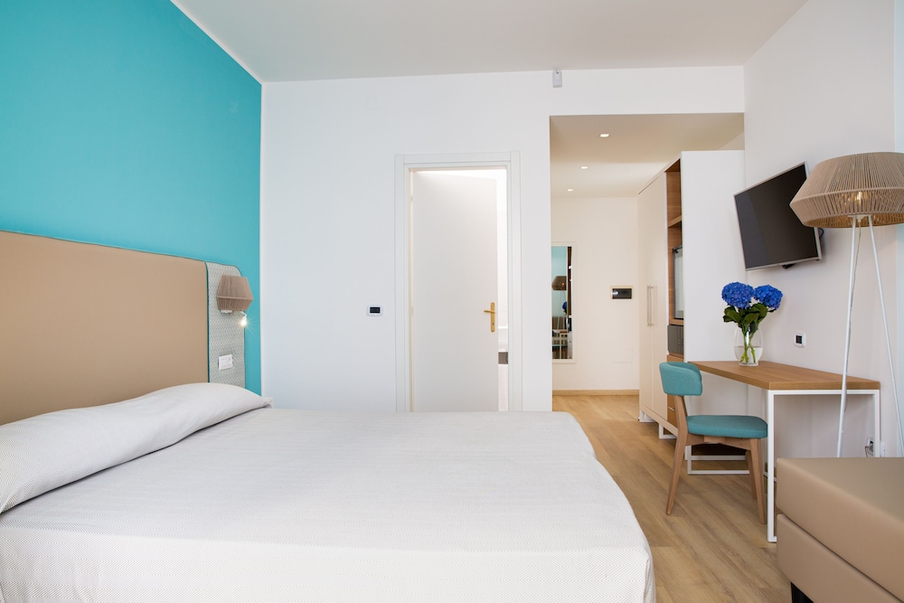 Deluxe, Quadruple, Double and Twin Beds, Sea View