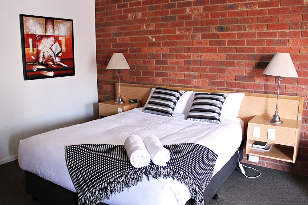 Spa, 1 Queen and 1 Single Bed