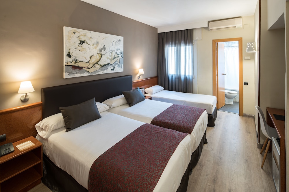 Room, Triple, 1 Double and 1 Single Bed, Catalonia Castellnou 6/10