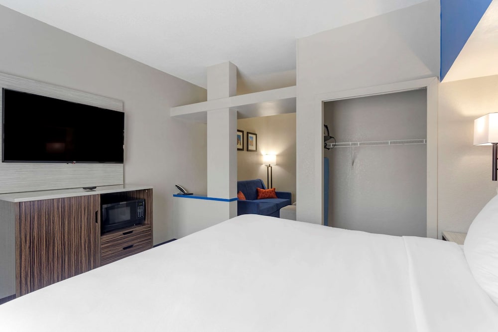 SUITE, KING BED, ACCESSIBLE