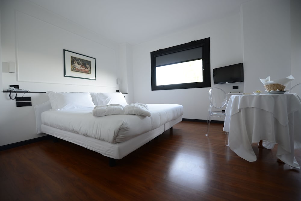 Junior Suite, Queen Bed, Hill View
