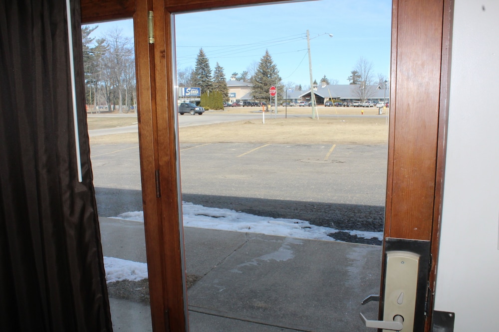 Econo Lodge Cadillac, MI 28/40