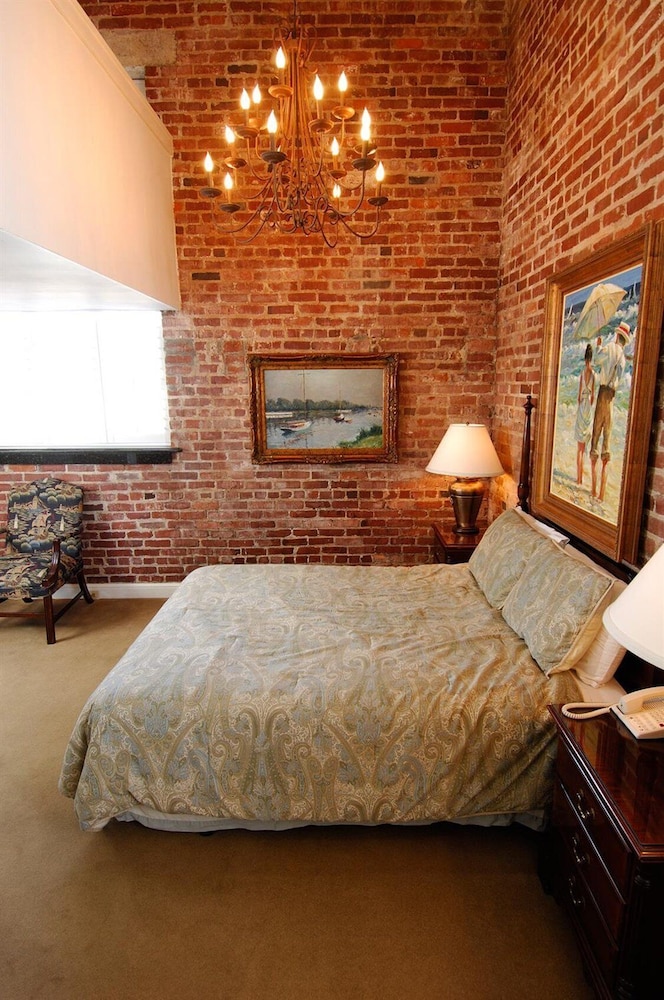 Ansonborough Inn 25/72