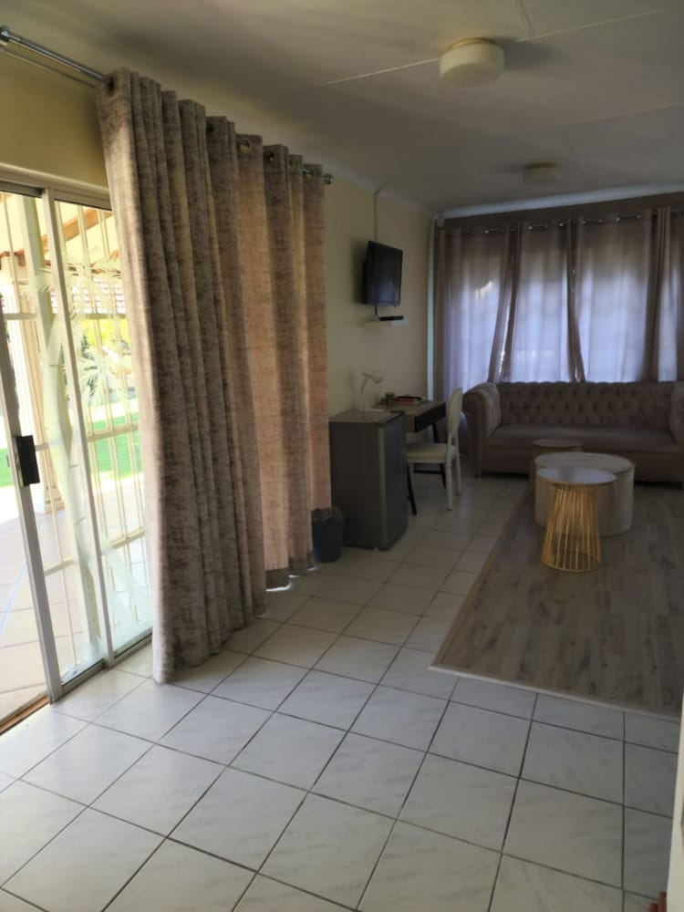 The Hills Guest House 25/50