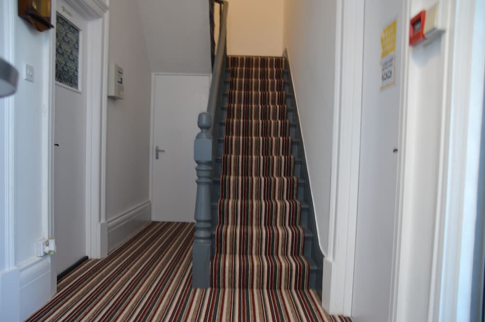 Holly Lodge Guest House 4/69