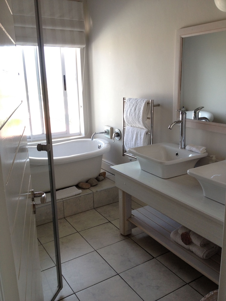 138 Marine Beachfront Guesthouse 48/50