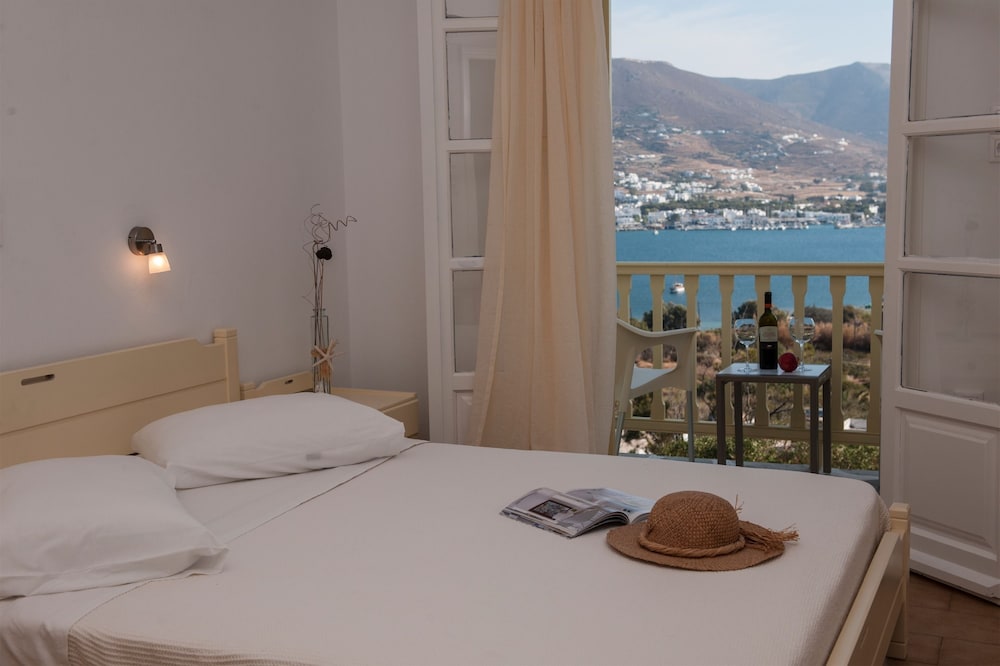 Akrotiri Hotel 36/68
