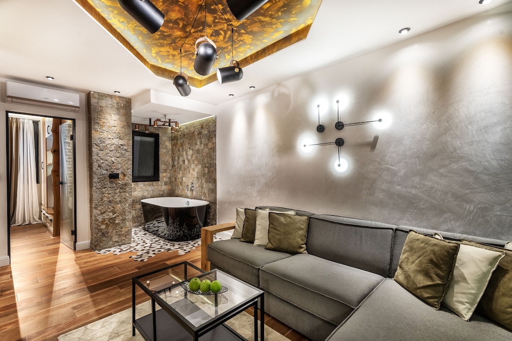 One Luxury Suites 52/72