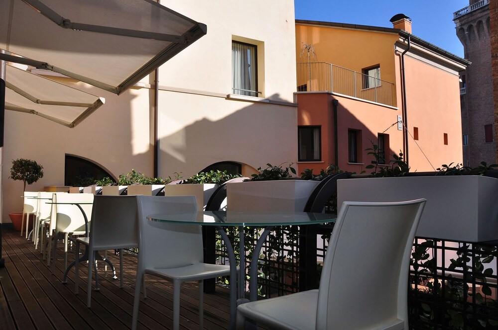Ferrara Hotel 63/66