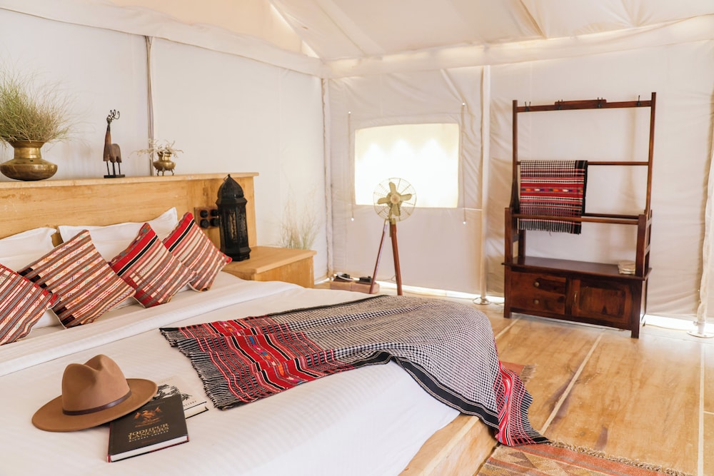 LUXURY, SUITE