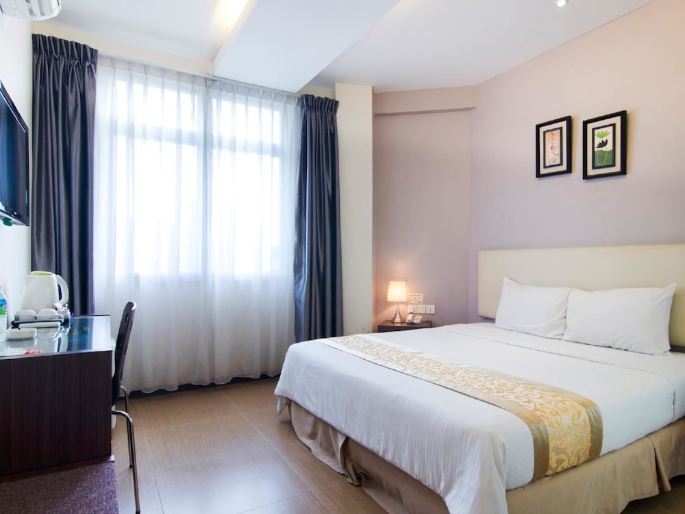 DELUXE, KING BED
