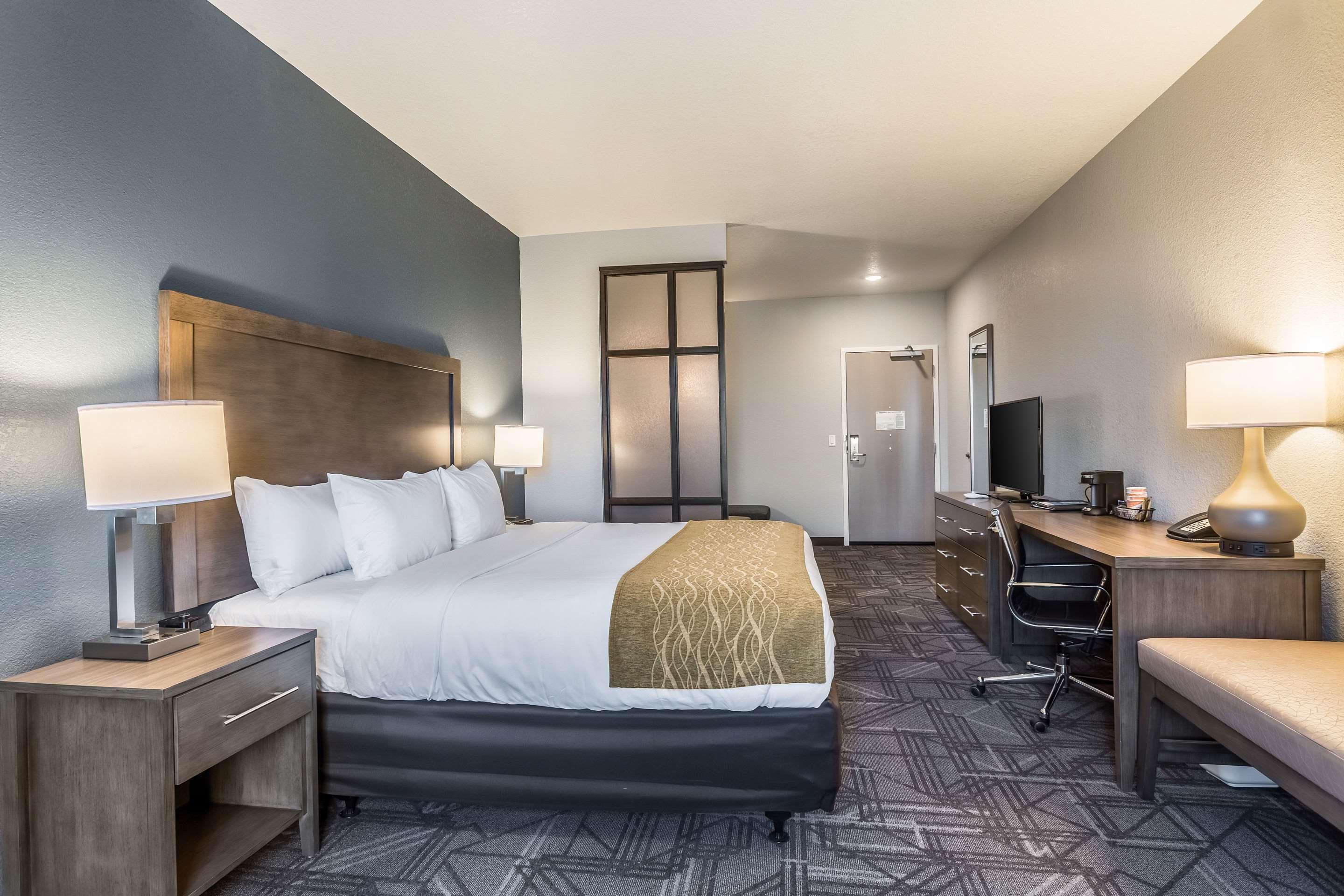 SUITE, KING BED, ACCESSIBLE