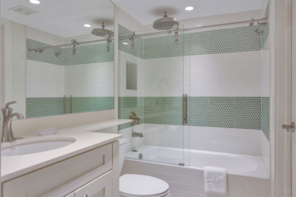 Aqua Bay Club Luxury Condos 48/50