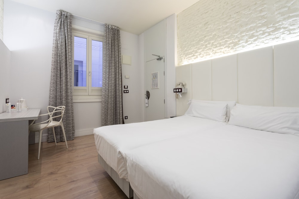 ROOM, DOUBLE BED