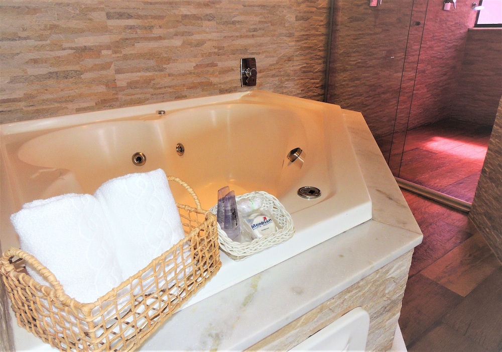 Mondrian Suite Hotel 15/82