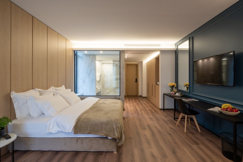 Votre Hotel 18/68