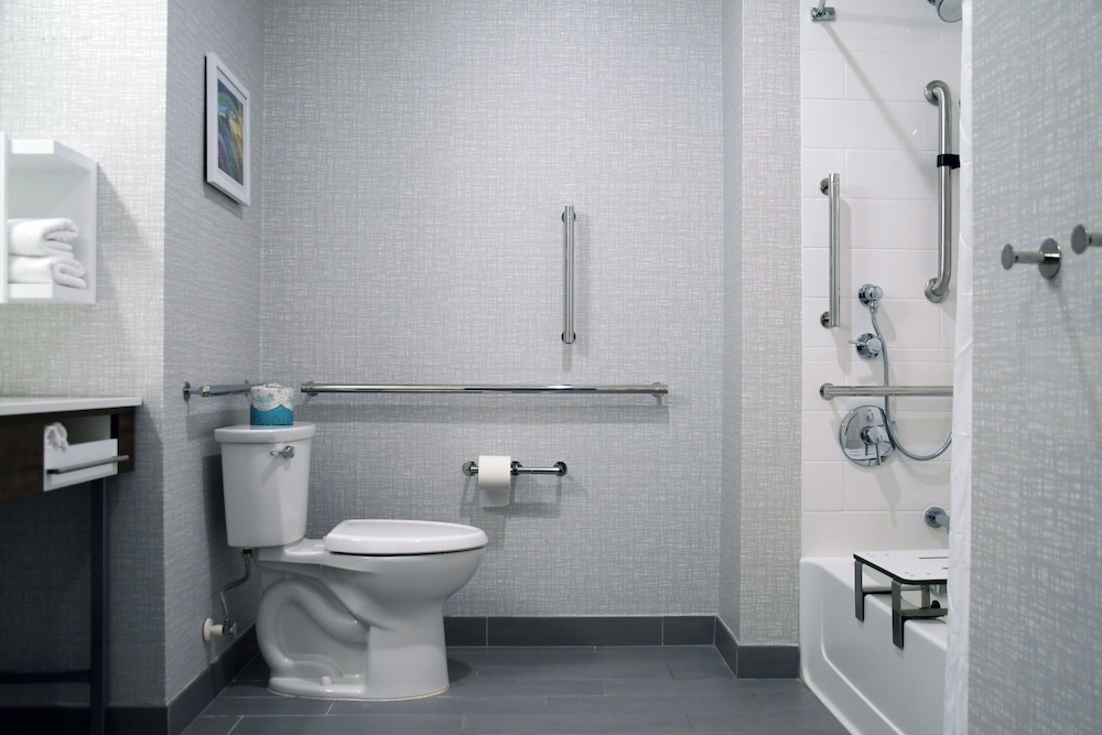 Hampton Inn Glendale Milwaukee, WI 37/42