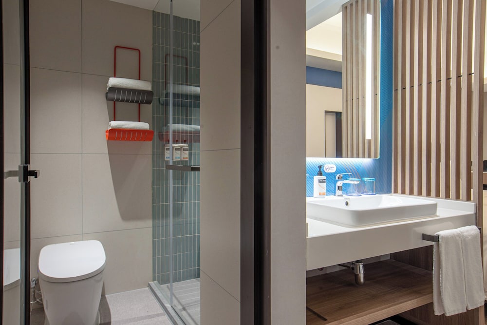 Holiday Inn Express Shanghai Gumei 52/56