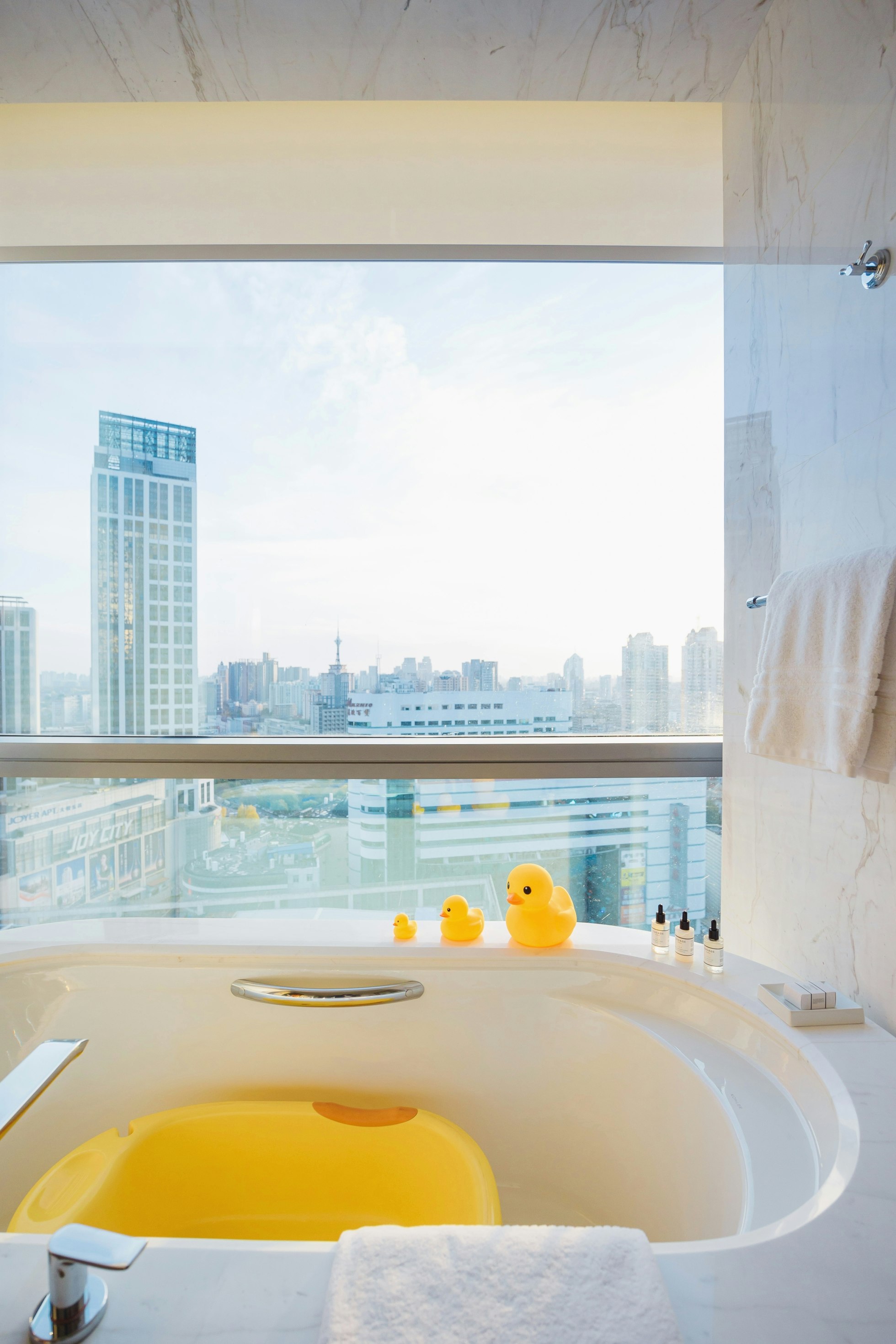 FOUR SEASONS HOTEL TIANJIN 82/84
