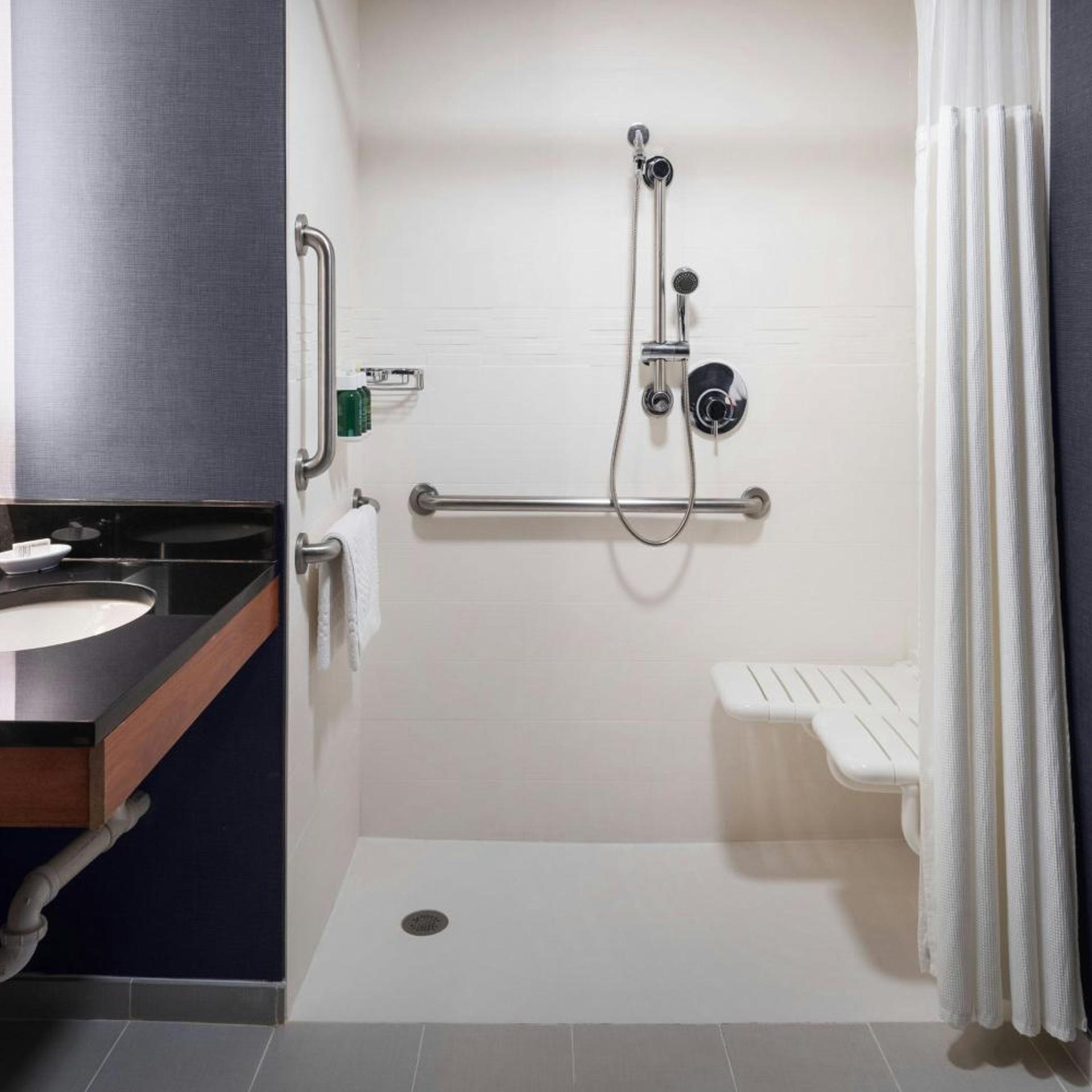 غرفة بسرير كينج مع أريكة لذوي الإعاقة، RESIDENCE INN HOUSTON TOMBALL 3/5