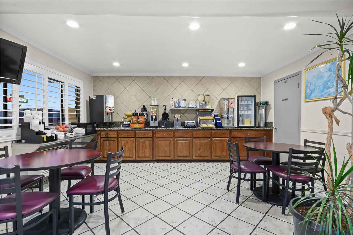 Days Inn By Wyndham Lost Hills 16/19