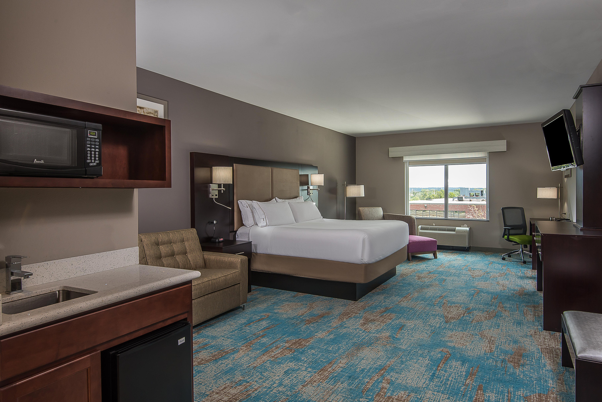 جناح بسرير كينج مع أريكة بمنطقة جلوس، Holiday Inn Express and Suites Norwood Boston Area 2/3