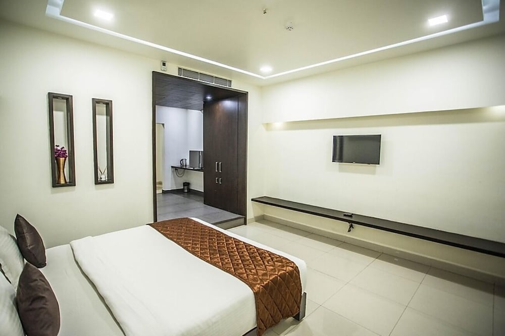 LUXURY, STUDIO, SUITE