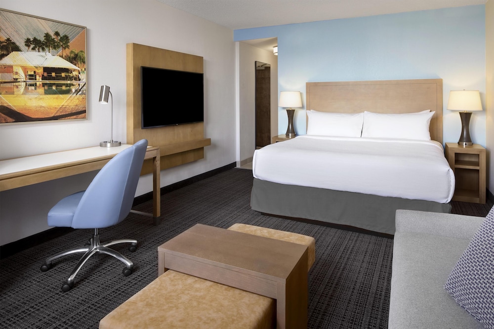 Studio, King Bed, Sofa, Kitchenette