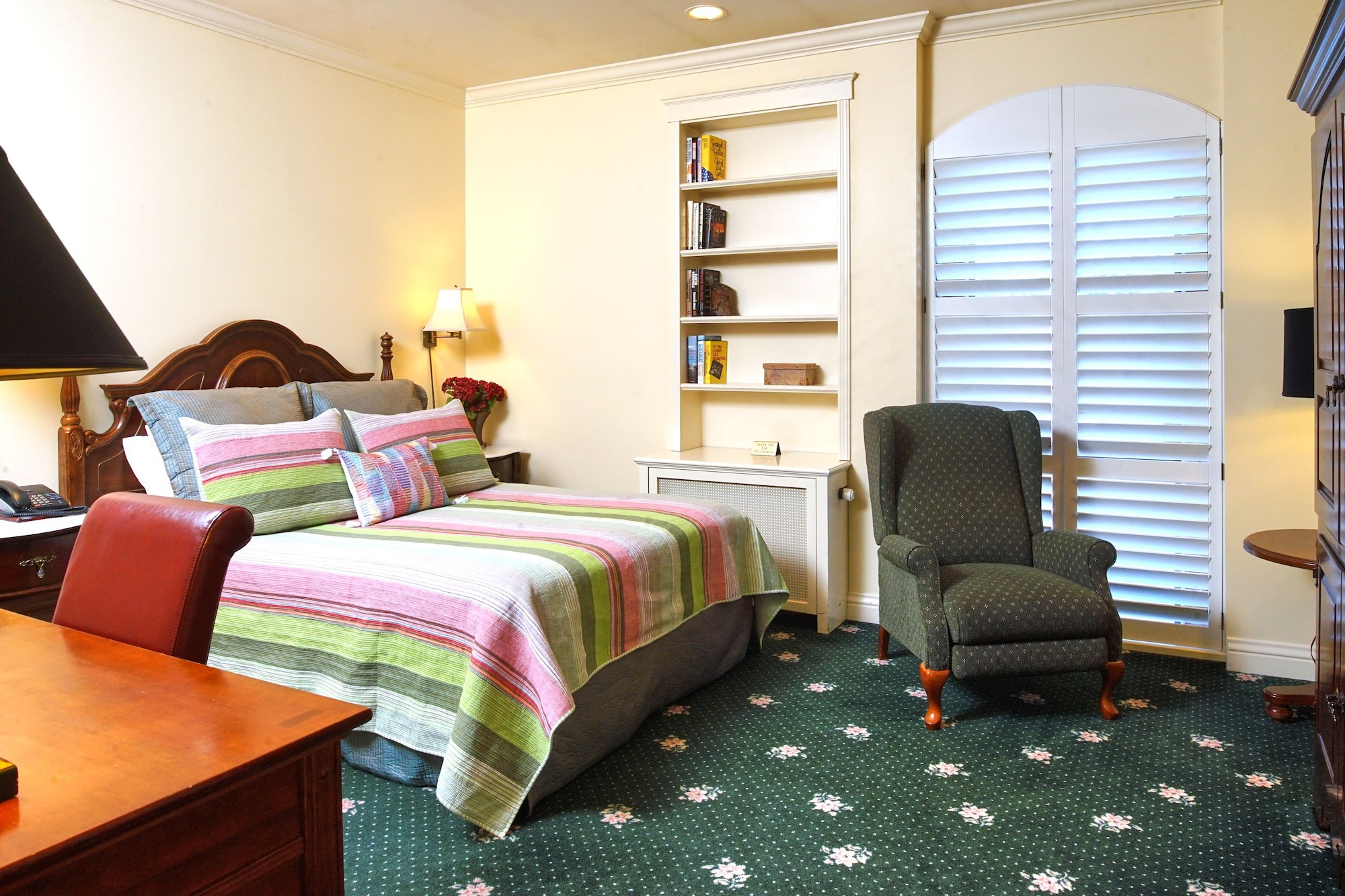 Raffles, Queen Bed