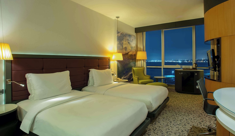 غرفة ديلوكس بسريرين منفصلين بإطلالة على البحر بحوض استحمام، Doubletree By Hilton Hotel Istanbul - Moda 4/10