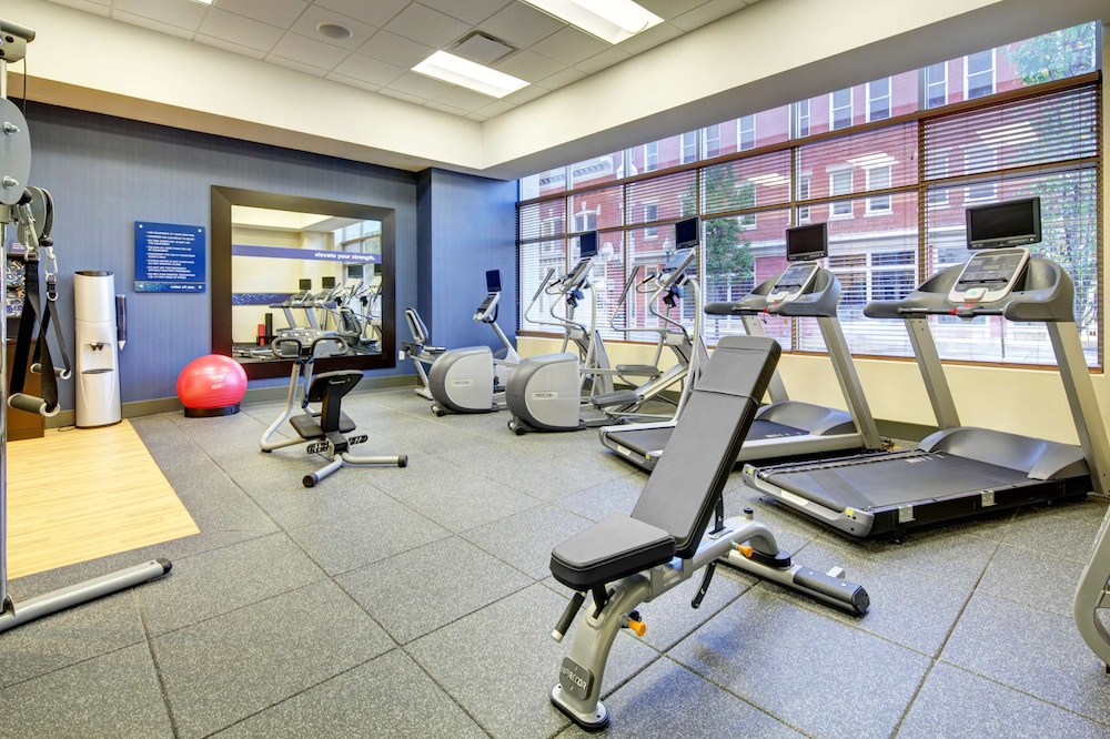 Hampton Inn And Suites Roanoke-Downtown 30/75