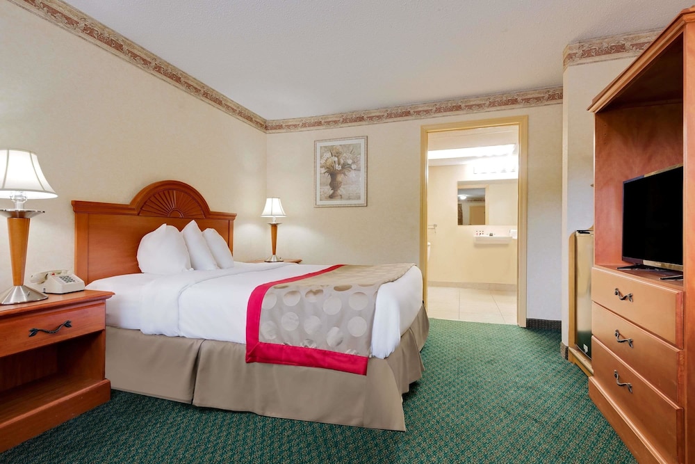 Ramada by Wyndham Cleveland Airport West 14/35
