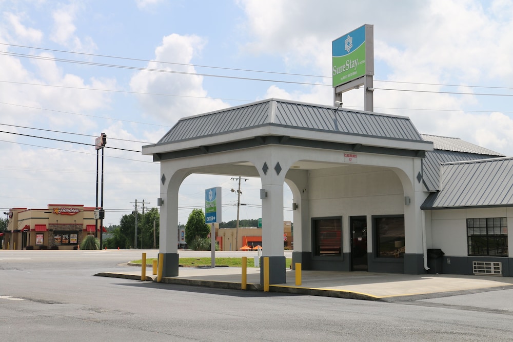 Travelodge by Wyndham Calhoun South I-75 4/40