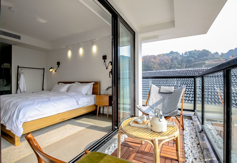 غرفة بسرير كينج بشرفة بحوض استحمام، Hangzhou Sansu Hotel 3/4